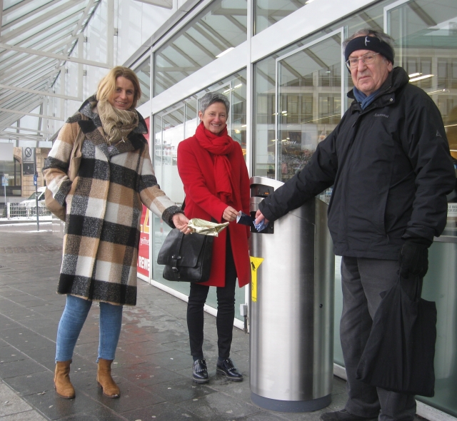 Bürgermeisterin Beate Kimmel (Mitte), Andrea Buchloh-Adler von der Stadtbildpflege und Herbert Rohmer weihen den neuen Abfallbehälter ein. © Stadt Kaiserslautern