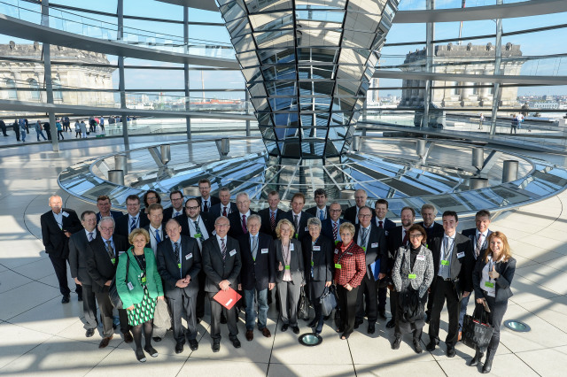 Aktionsbündnis Für die Würde unserer Städte. Berliner Aktion. Plenardebatte zur Lage der Kommunen im Deutschen Bundestag. Sprecher des Aktionsbündnisses, Oberbürgermeisterin Dagmar Mühlenfeld (Mülheim an der Ruhr) und Oberbürgermeister Peter Jung (Wuppertal). Reichstag, Berlin, 24.09.2015 © Walter Schernstein 