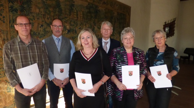 Manfred Schillinger, Herbert Seel, Rita Kiefer-Göttnauer, Angelika Göpfert, Beate Bliewert; dahinter OB Klaus Weichel. © Stadt Kaiserslautern