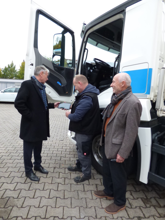 Fuhrparkleiter Uwe Zuschlag (Mitte) erklärt OB Klaus Weichel (links) im Beisein des Seniorchefs Axel Wiesenhütter (rechts) die technischen Feinheiten einer volldigitalisierten Logistik. © Stadt Kaiserslautern