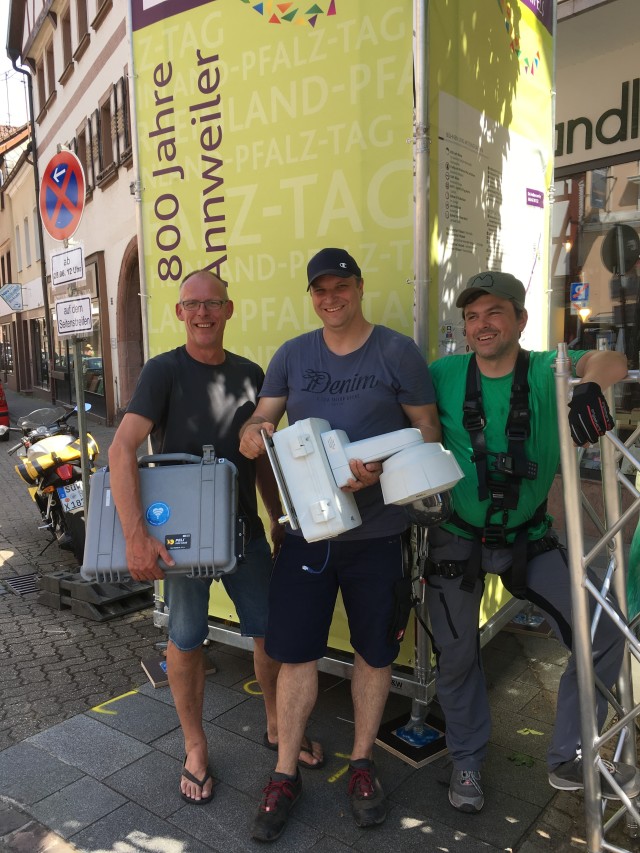 Sind derzeit mit dem Aufbau beschäftigt: Frank Huber (KL.digital), Michael Bak und Christoph Becker (beide Polizeipräsidium Rheinpfalz). © KL.digital GmbH