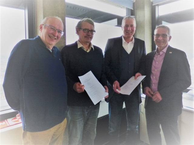 Peter Kiefer (mitte rechts) bei der Vertragsunterzeichung  