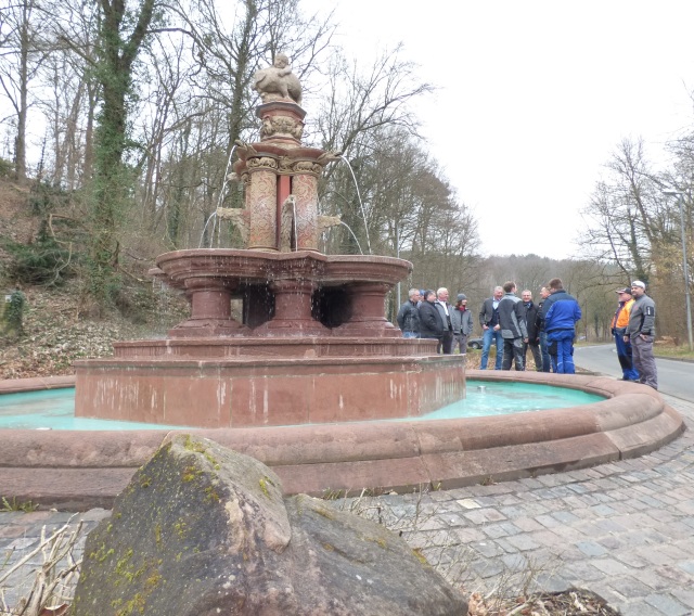 Zusammen mit Vertretern der beteiligten Firmen und des städtischen Referats Gebäudewirtschaft eröffnete Baudezernent Peter Kiefer am Dienstagmorgen am Albrechtsbrunnen die neue Brunnensaison. © Stadt Kaiserslautern