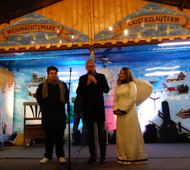 Der Weihnachtsmarkt wurde von Oberbürgermeister Klaus Weichel sowie dem Lautrer Christkind, Cindy Ottmann, eröffnet. Links Antenne-Moderator Marco Blechschmidt.  © Stadt Kaiserslautern