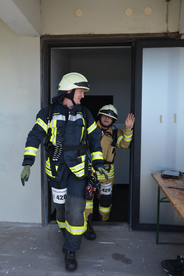  Geschafft!. In voller Schutzausrüstung stellten sich die Feuerwehrteams der Herausforderung und bewältigten jeweils zu zweit die 73 Höhenmeter bis aufs Rathausdach © Stadt Kaiserslautern