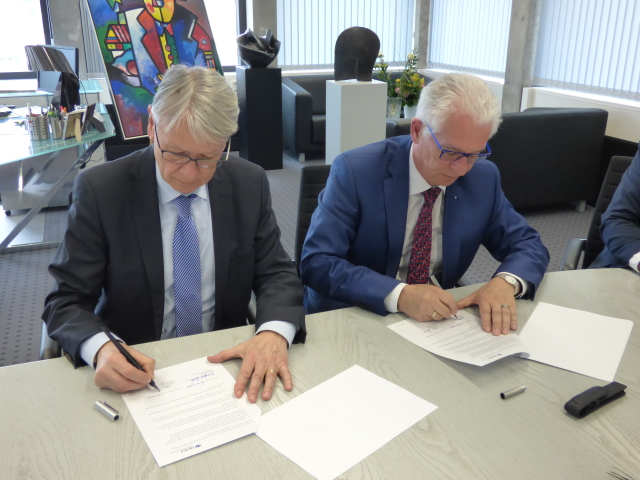 OB Klaus Weichel und Geschäftsführer Manfred Breitbach beim Unterzeichnen des Vertrags. © Stadt Kaiserslautern