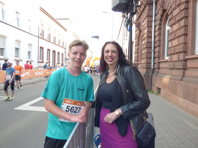 Der schnellste Läufer im städtischen Team, Dennis Kallmayer, mit Bürgermeisterin Wimmer-Leonhardt direkt nach dem Zieleinlauf. © Stadt Kaiserslautern