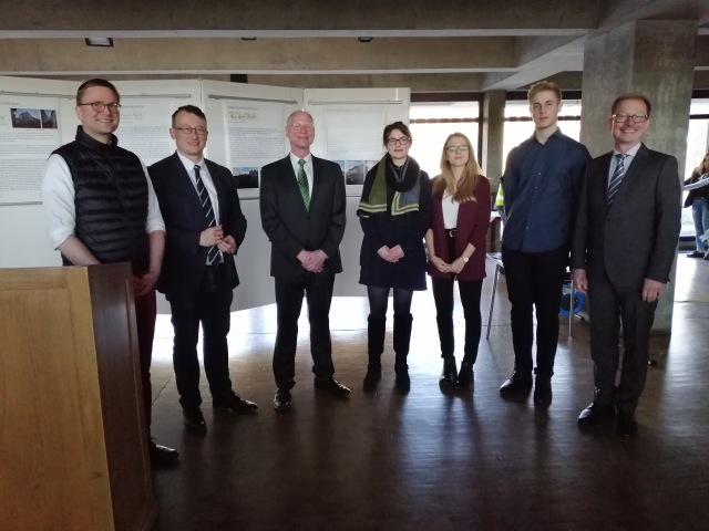 Schuldezernent Joachim Färber im Kreise der Ausstellungsmacher vom HSG. Links neben ihm zu sehen ist der Beigeordnete der Partnerstadt Saint-Quentin, Alexis Grandin, der bei der Ausstellungseröffnung ebenfalls zugegen war. Ganz rechts Schulleiter Roland Frölich. © Stadt Kaiserslautern