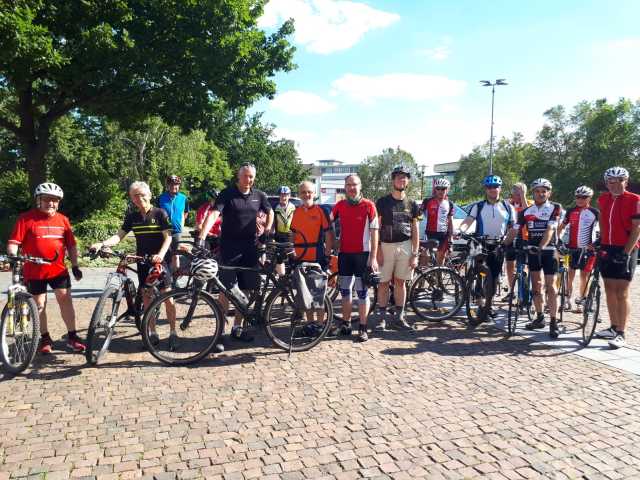 Beigeordneter Peter Kiefer (vordere Reihe, 3.v.l.) begleitete eine der organisierten Abschluss-Radtouren im Rahmen der diesjährigen Aktion Stadtradeln © Stadt Kaiserslautern