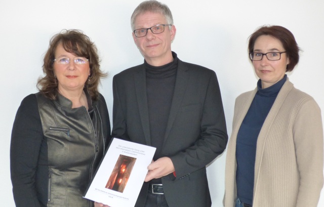 Elke Franzreb, Manfred Gauda und Sabine Aumann mit der neuen Publikation. © Stadt Kaiserslautern