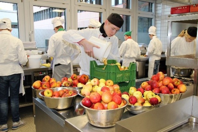 Die Schülerinnen und Schüler der Schulgarten AG bei der Apfelsaftherstellung © Stadt Kaiserslautern