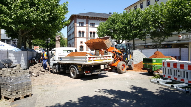 Auf dem Schillerplatz wird hinter dem Bauzaun Material für den Ausbau der Schillerstraße zwischengelagert. 
 © Stadt Kaiserslautern