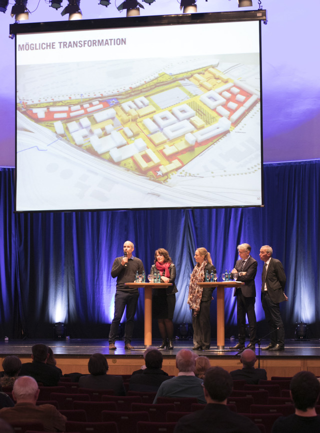 Nach den Impulsvorträgen hatten die Bürger Gelegenheit zur Diskussion mit den Referenten (v.l.: Sebastian Hermann, Elke Franzreb, Sonja Hörster, Klaus Weichel und Stefan Kremer).  © view - die agentur