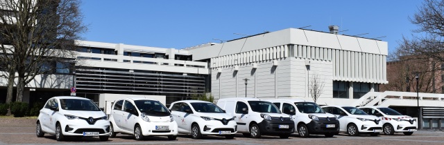Sieben der neun neuen Fahrzeuge auf dem Rathausvorplatz. © Stadt Kaiserslautern