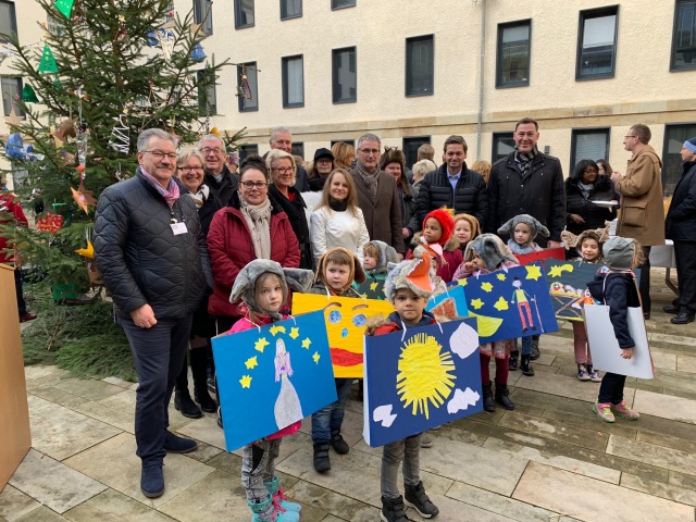 Übergabe der Kaiserslauterer Weihnachtsbäume an den Mainzer Landtag. Im Bild: Landtagspräsident Hendrik Hering (Mitte) und Beigeordneter Peter Kiefer (hinten links) mit Fraktionsvorsitzenden des Mainzer Landtags, der Delegation aus Kaiserslautern und den Kindern der Protestantischen Kita Betzenberg. © Petra Rödler