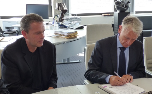 Prof. Neppl und der OB bei der Vertragsunterzeichnung heute im Rathaus.  © Stadt Kaiserslautern