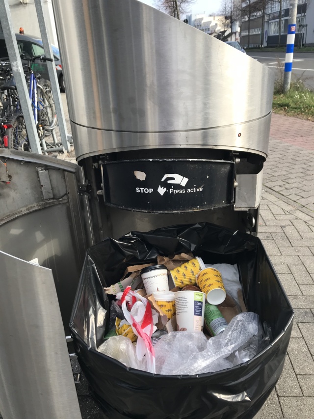 Inhalt eines Presshai-Abfallkorbs in der Zollamtstraße. © Stadtbildpflege Kaiserslautern