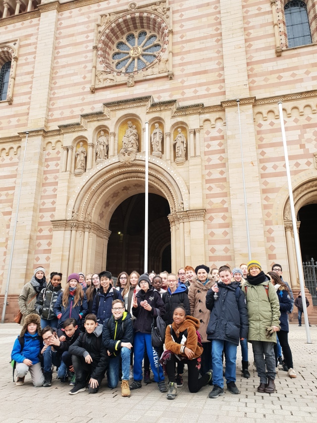Die deutsch-französische Schülergruppe mit ihren Lehrerinnen vor dem Speyerer Dom. © Burggymnasium