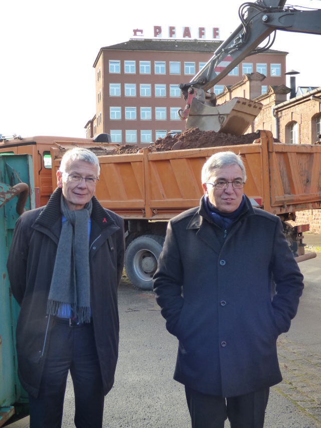 Gebaggert wird noch nicht, aber die Weichen sind gestellt: OB Weichel und Minister Lewentz auf dem Pfaff-Gelände.  © Stadt Kaiserslautern