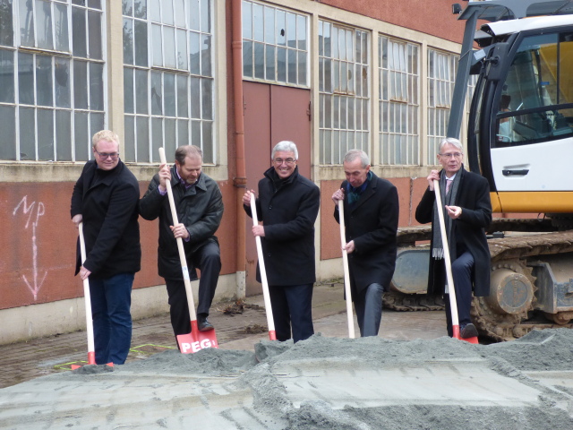 Kurz vorm ersten Spatenstich: Marcel Withake (Baufirma Witera), der ehemalige Insolvenzverwalter des Areals, Paul Wieschemann, Minister Roger Lewentz, PEG-Geschäftsführer Stefan Kremer, OB Klaus Weichel.  © Stadt Kaiserslautern