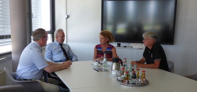 An der TUK tauschten sich die Staatssekretärin und OB Weichel mit dem Präsidenten Prof. Schmidt (2.v.l.) sowie mit dem 5G-Experten Prof. Schotten (links) aus.  © Stadt Kaiserslautern