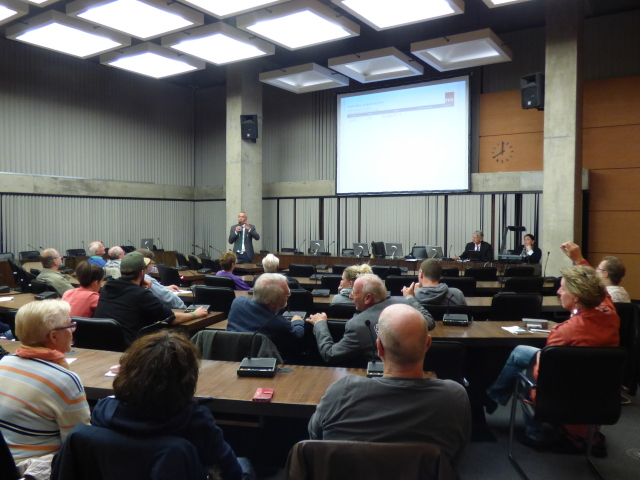 Stefan Kremer (stehend) bei der Wahl des Beirats.  © Stadt Kaiserslautern