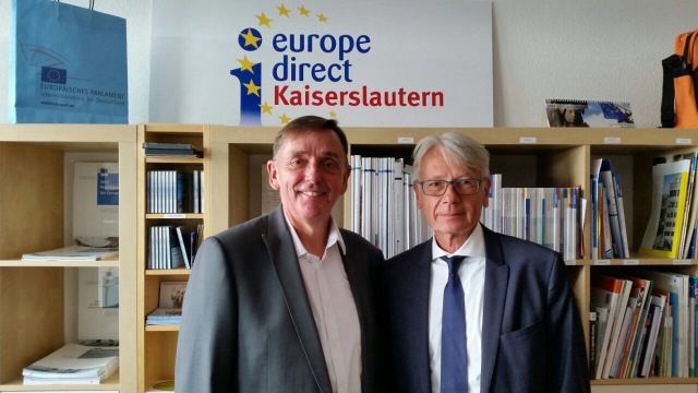 Sir Robin Wales mit OB Klaus Weichel im Europa Direkt Informationszentrum.  © Stadt Kaiserslautern