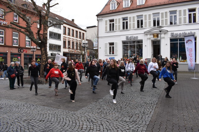Im Rahmen der weltweiten Kampagne One Billion Rising haben sich am Freitagnachmittag rund 40 Männer und Frauen bei leider etwas trübem Wetter auf dem Platz vor der Adler-Apotheke versammelt, um gemeinsam tänzerisch ein Zeichen gegen Gewalt an Frauen zu setzen. Unterstützt wurde die Aktion von der Gleichstellungsbeauftragten der Stadt Kaiserslautern, Marlene Isenmann-Emser, sowie von den Lautrer Tanzschulen. Umrahmt wurde sie von der japanischen Trommelgruppe „Yorokobi“.  © Stadt Kaiserslautern