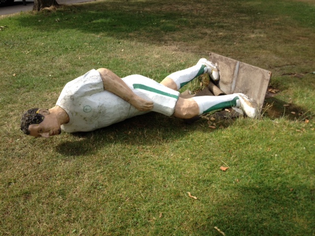 © Stadt Kaiserslautern Die auf der Seite liegende Fußballerfigur, die auf dem Philipp-Mees-Platz gestern aus ihrer Verankerung gerissen wurde. © Stadt Kaiserslautern