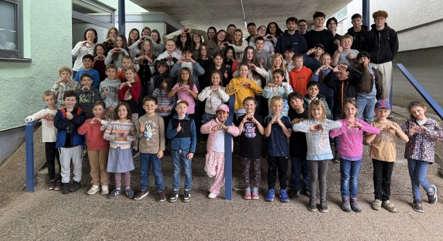 Gute Stimmung an der Bännjerrück Grundschule. Hinten die Vorleserinnen und Vorleser vom Hohenstaufen Gymnasium © Stadt Kaiserslautern