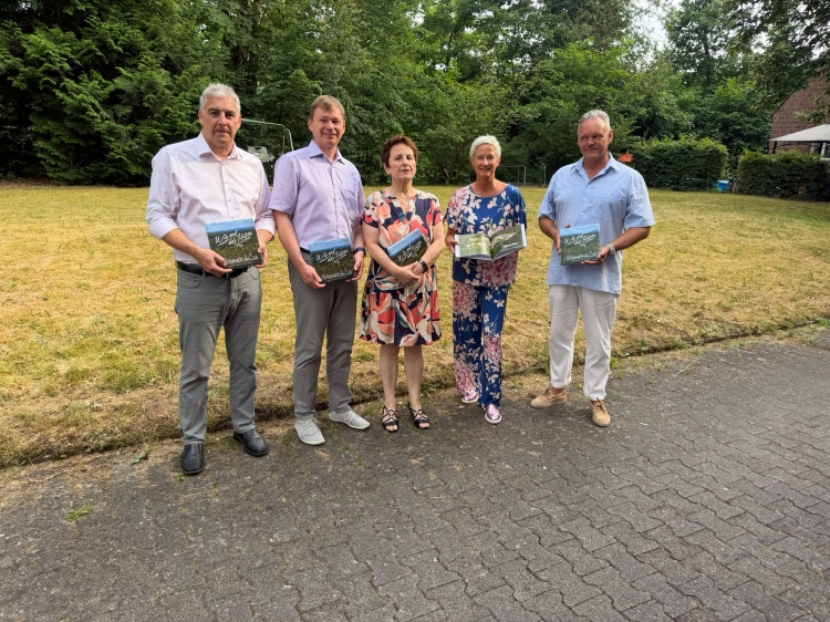 © Stadt Kaiserslautern Präsentieren die neue Chronik des Ortsbezirks: Das Autorenteam Sebastian Staab, Ralf Kalmar und Marita Gies mit OB Beate Kimmel (2.v.r) und Rolf Glück, 1. Vorsitzender des Heimatvereins (rechts)
© Stadt Kaiserslautern