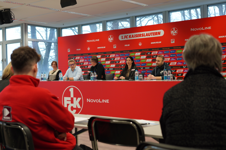 Bei der PK im Presseraum des FCK: Lara Barm, Jörg Rodenbüsch, Stefan Roßkopf, Leiter Unternehmenskommunikation FCK, Anja Pfeiffer und Thomas Matulla vom Jugendtreff Betzenberg. © AWO Südwest