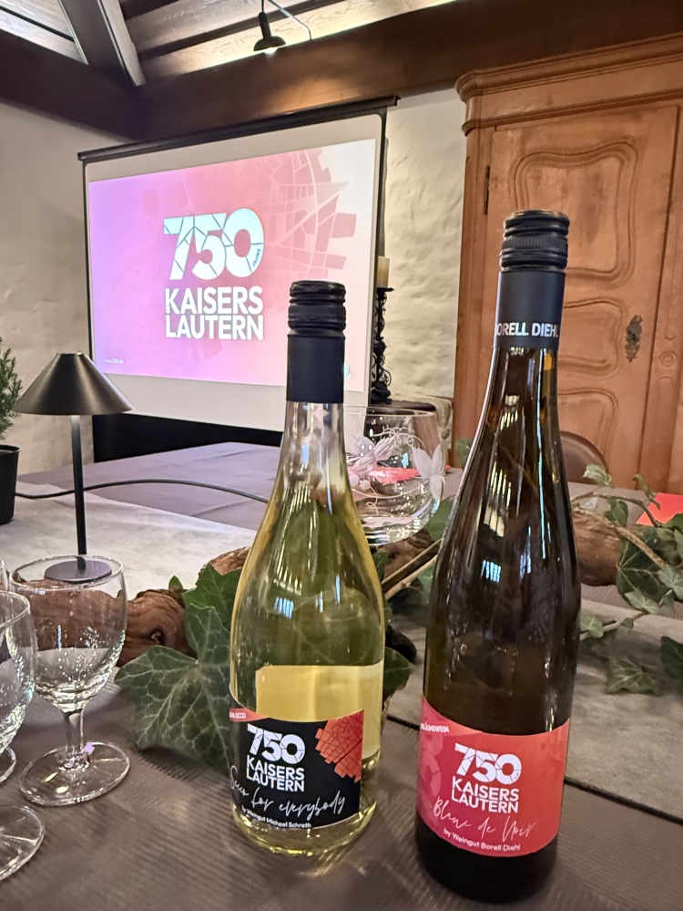 Ab Januar im Handel erhältlich: Der von der Bürgerschaft ausgewählte Jubiläumswein und -secco. © Stadt Kaiserslautern