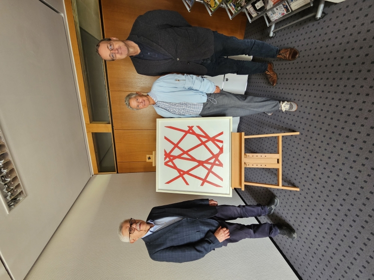 Volker Tinti war Anfang Oktober von Beate Kimmel in ihr Büro eingeladen, wo sie sich herzlich für das Bild bedankte. Rechts im Bild Bernd Klesmann, Leiter des Stadtmuseums.
 © Stadt Kaiserslautern