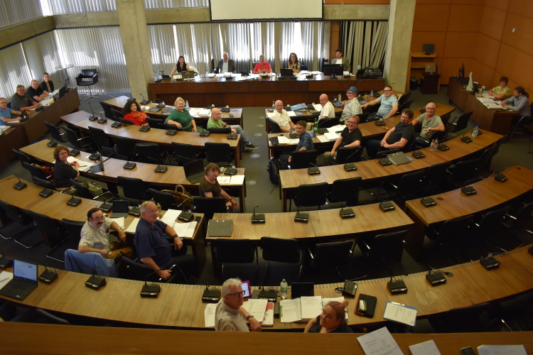 Blick von der Tribüne in den Großen Ratssaal während der Haushaltsberatungen am 12. September. Die Ausschussmitglieder schauen in die Kamera. © Stadt Kaiserslautern