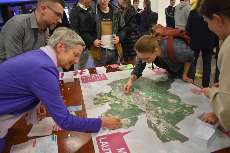 An den drei Thementischen, an denen sich die Teilnehmerinnen und Teilnehmer mit Klebepunkten einbringen konnten, war erfreulich viel los. Auch Oberbürgermeisterin Kimmel machte mit. © Stadt Kaiserslautern