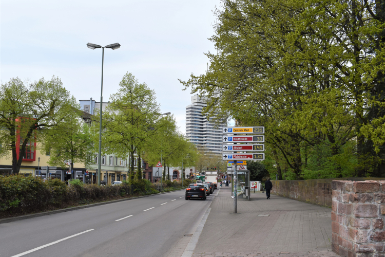 Blick durch die Spittelstraße in Richtung Fruchthalle und Rathaus. Rechts am Straßenrand eine Anzeige des Parkleitsystems, auf der freie Plätze in den Parkhäusern angezeigt werden. © Stadt Kaiserslautern