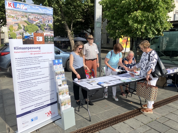 Der Stand auf dem Wochenmarkt mit Anja Jung und Mitgliedern des Seniorenbeirats. © Seniorenbeirat