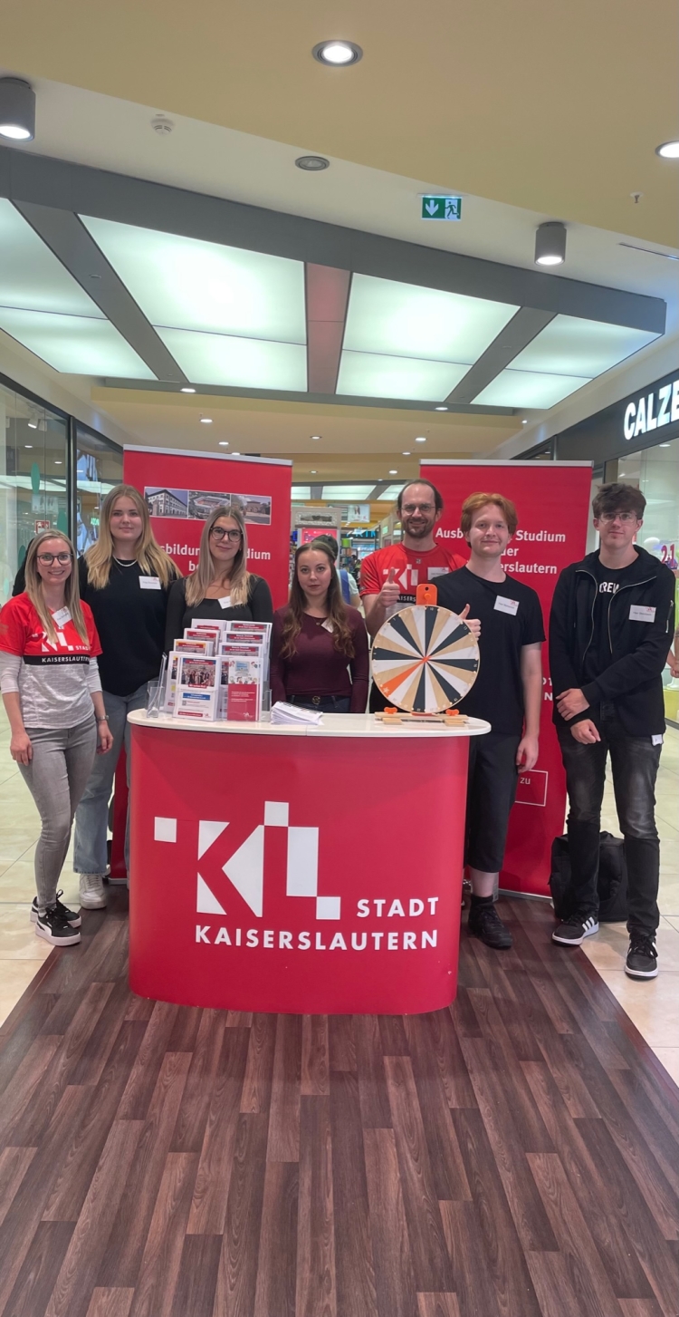 Der Infostand in der Mall mit insgesamt sieben Azubis und Mitarbeitenden der Verwaltung. © Stadt Kaiserslautern