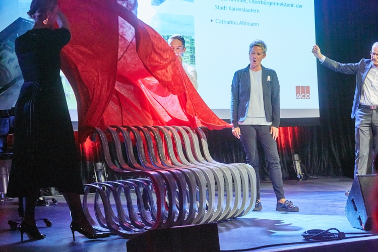 Bei der Enthüllung sah Beate Kimmel die neue Bank erstmals in ihrer tatsächlichen Größe. Rechts ACO-Guss-Geschäftsführer Weber. © ACO Guss