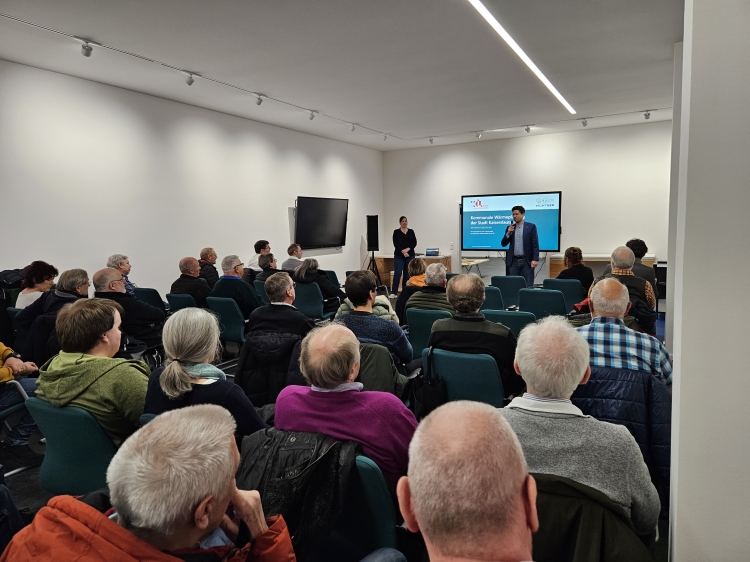 Umweltdezernent Manuel Steinbrenner leitete in die Veranstaltung ein und wies auf die Bedeutung der Wärmeplanung hin. Links von ihm Anna Kroschel von B.A.U.M. Consult. © Stadt Kaiserslautern