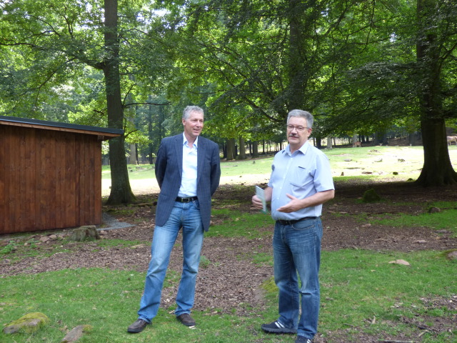 Beigeordneter Peter Kiefer (links) und Claus-Jürgen Schimansky, Vorsitzender des Fördervereins Wildpark Betzenberg e.V., bei der Einweihung des Rotwildunterstands  © Stadt Kaiserslautern