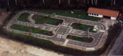 Luftbildaufnahme der Jugendverkehrschule. Zu sehen sind die Straßen und das Gebäude.