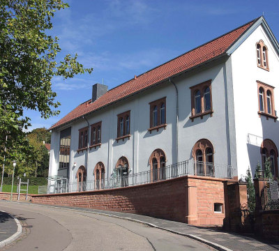 Seitengebäude der Meisterschule - älteres weißes Gebäude mit Sandsteinfenstern