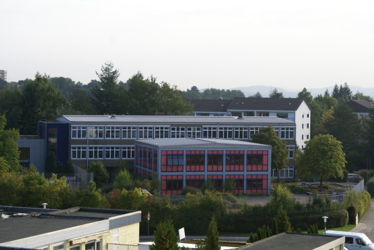 Schulgebäude aus der Ferne