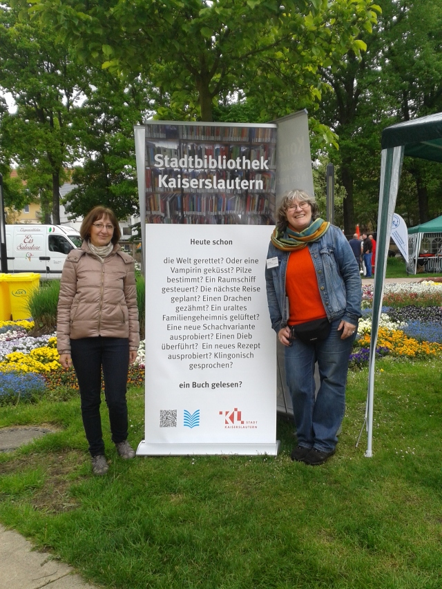 Frau Lingohr und Frau Hupp von der Stadtbibliothek am Stand der Jugendkulturmeile beim Stadtteilfest West am 9. Mai 2015 © Christina Hupp