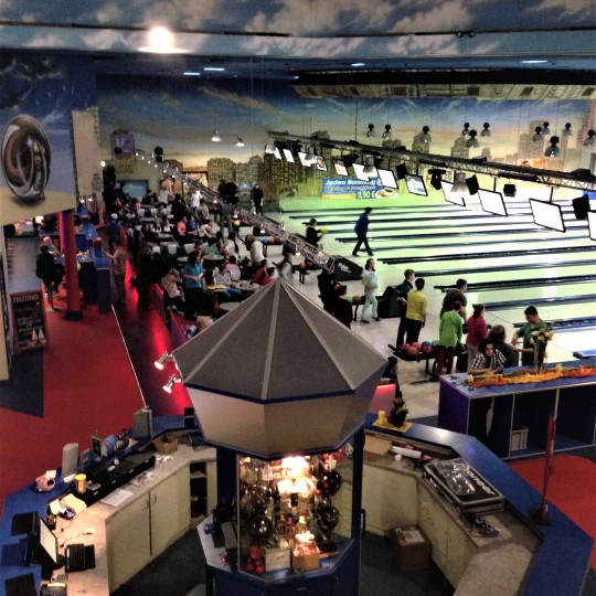 Innenaufnahme - Blick auf die Bowling-Bahnen im 