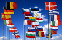Die 27 Flaggen der EU-Mitgliedsstaaten.