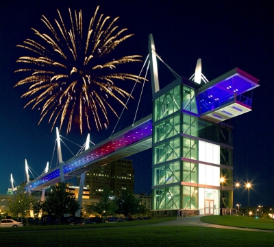 Skybridge bei Nacht mit Feuerwerk