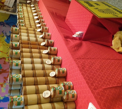 Honigsortiment. Kreative Ausstellungsstücke auf dem Kulturmarkt in der Fruchthalle.